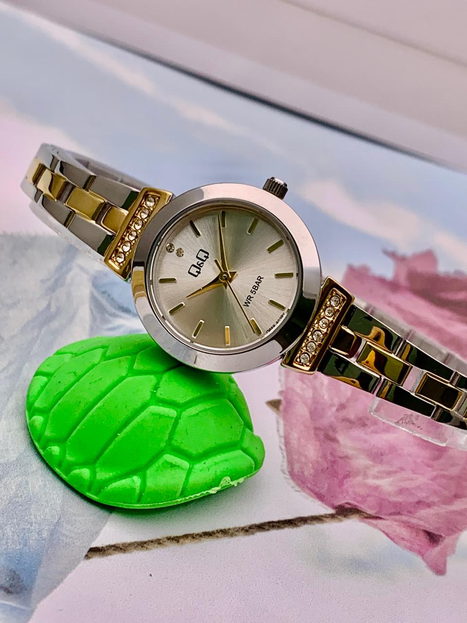 Reloj Q&Q para dama Q98B