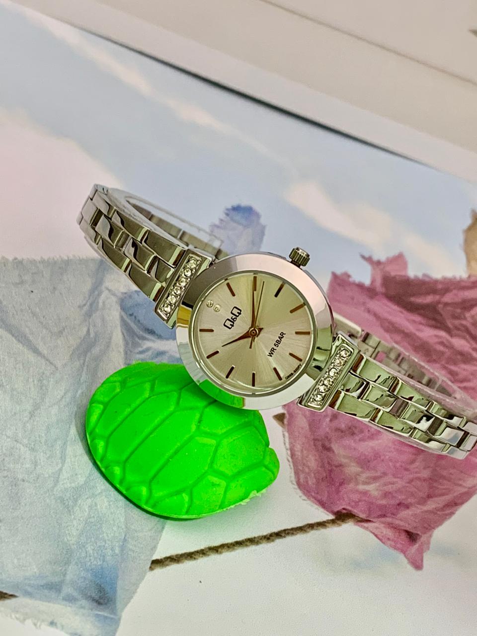 Reloj Q&Q para dama Q98B