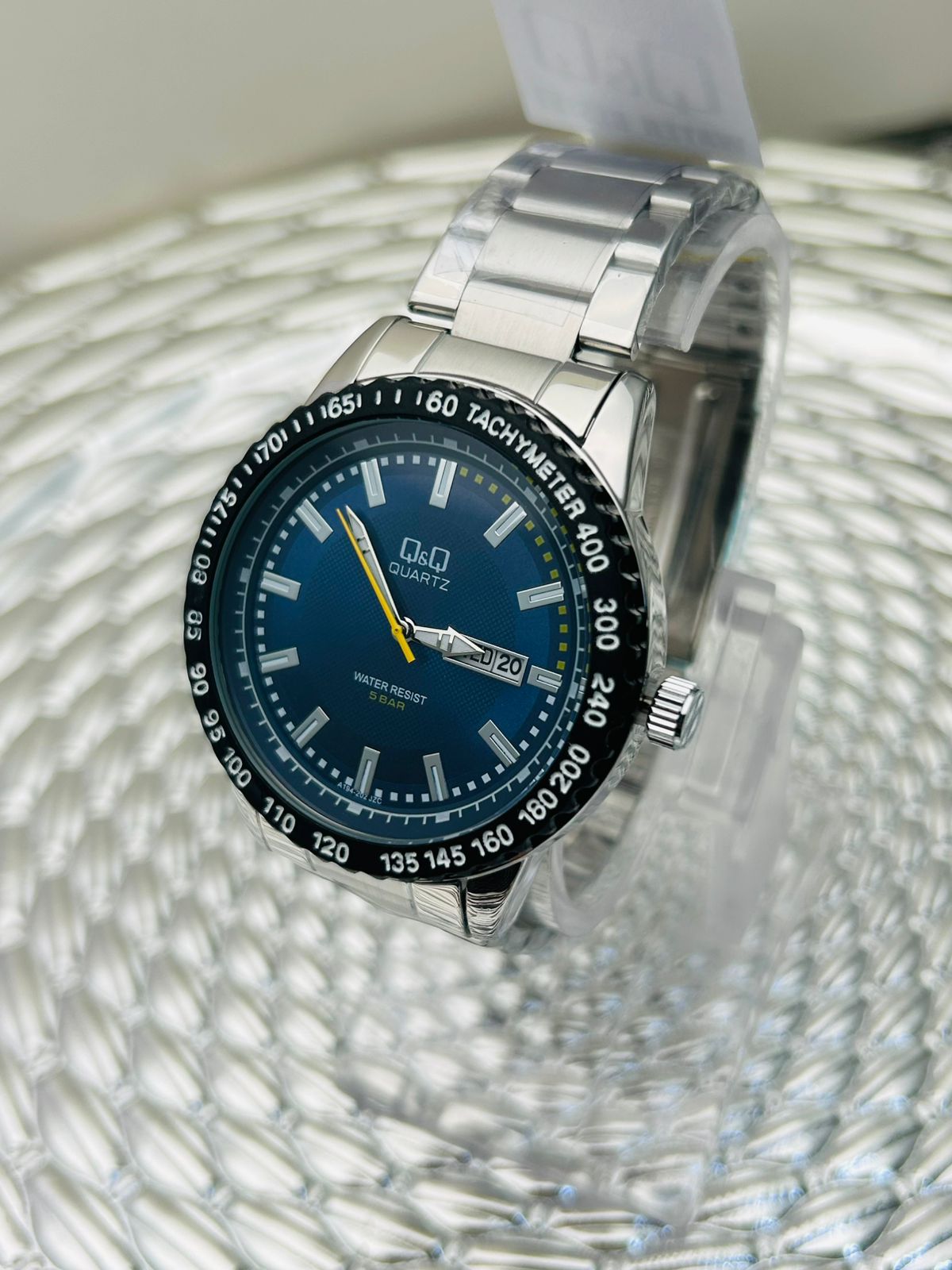 Reloj Q&Q deportivo en acero para caballero