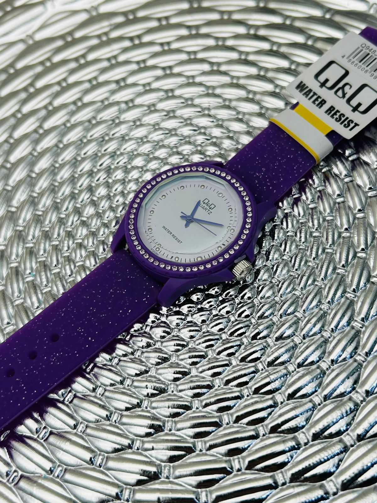 Reloj Q&Q escarchado con pedrería