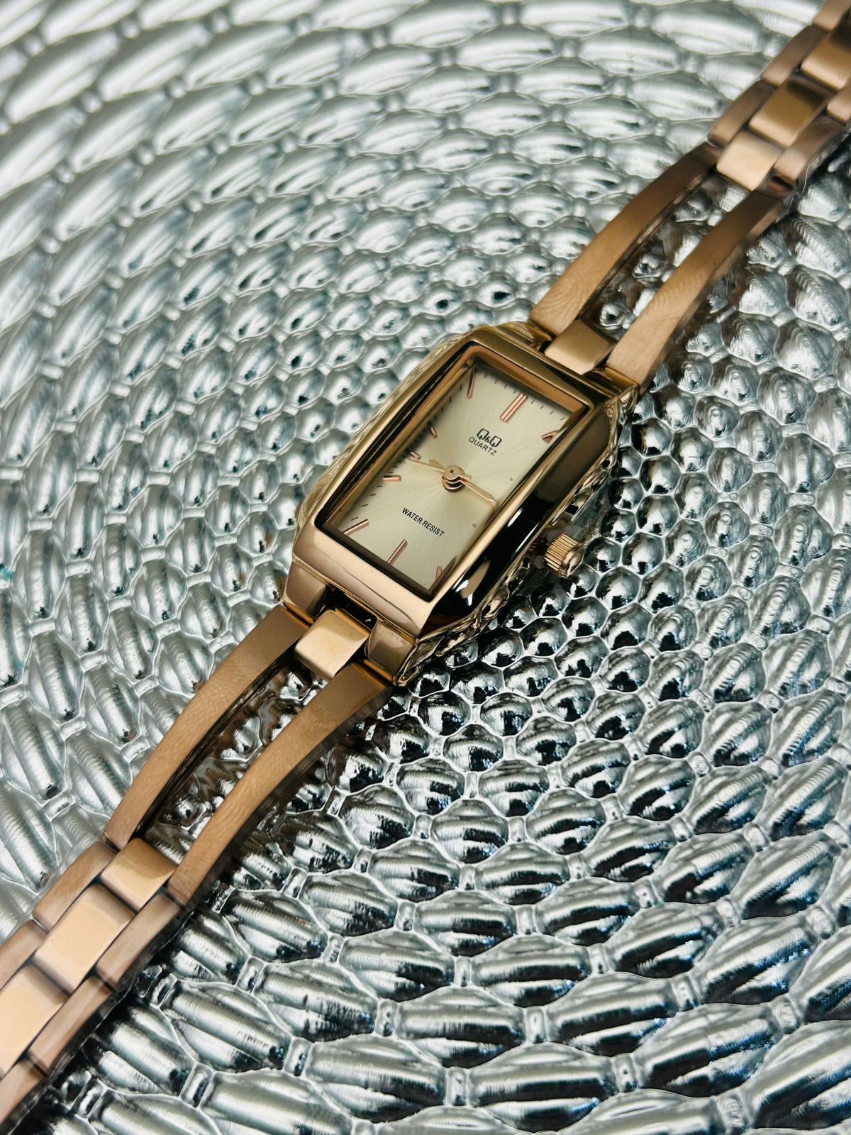 Reloj para dama Q&Q rectangular