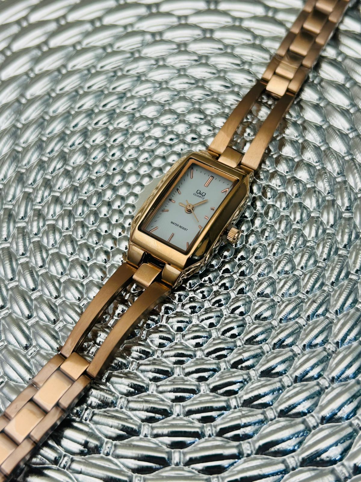 Reloj para dama Q&Q rectangular