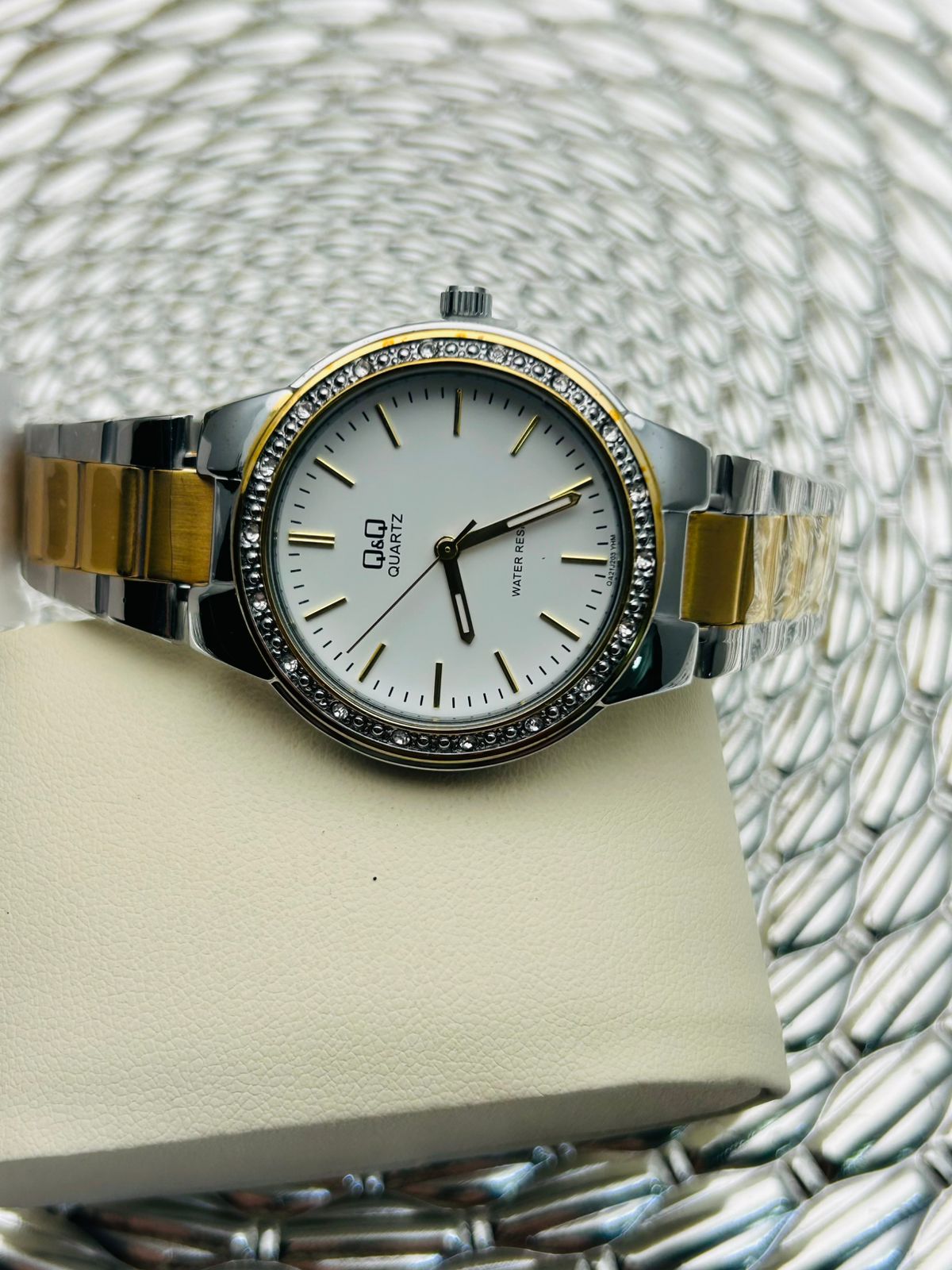 Reloj de Dama Q&Q QZ82j201y