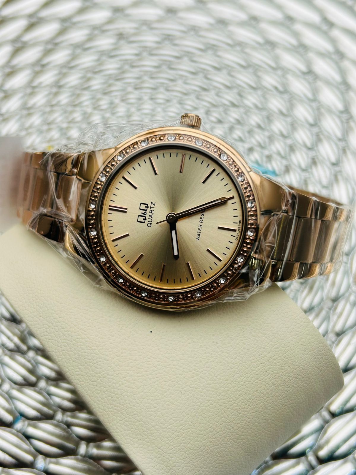 Reloj de Dama Q&Q QZ82j201y