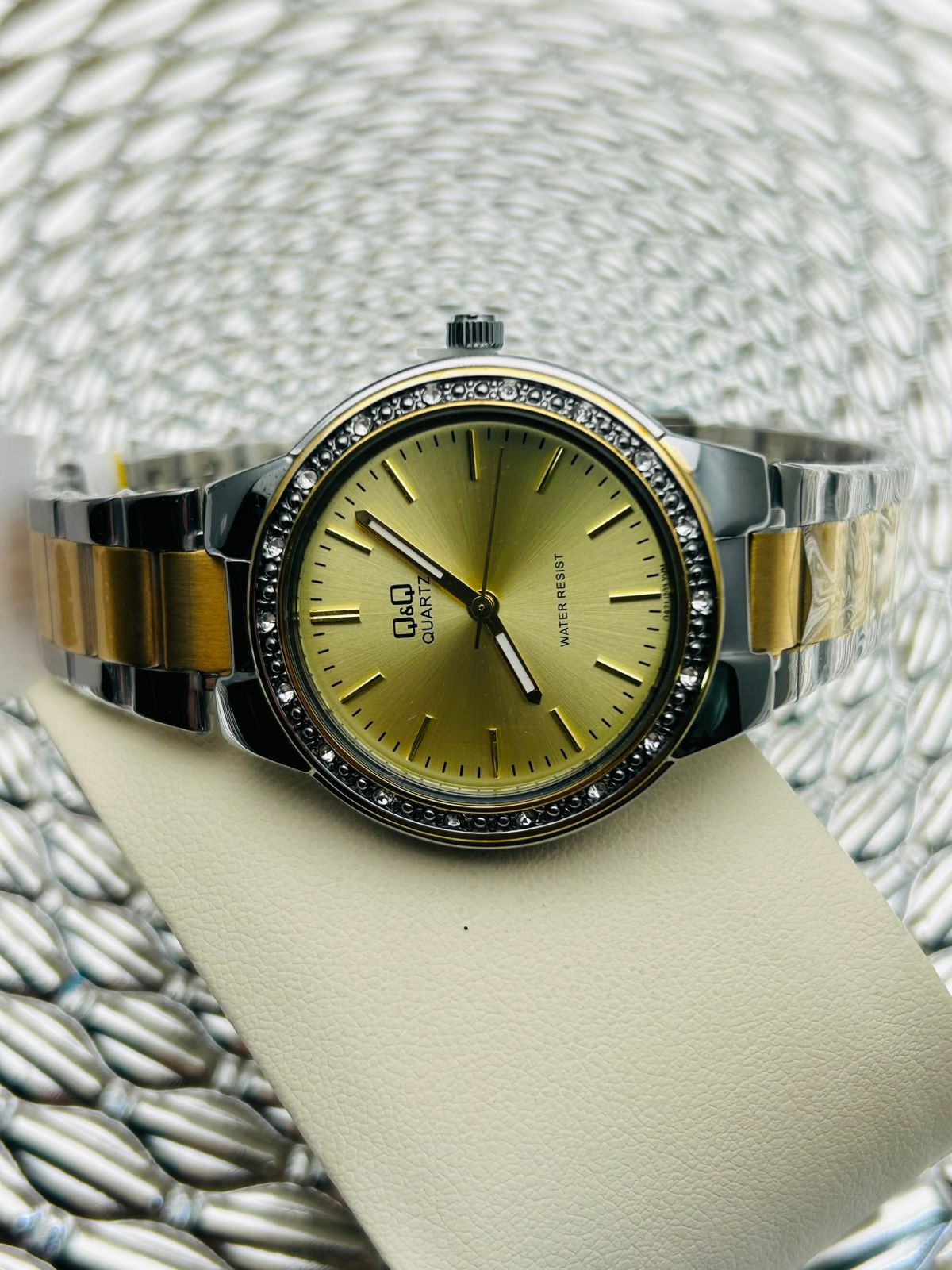 Reloj de Dama Q&Q QZ82j201y