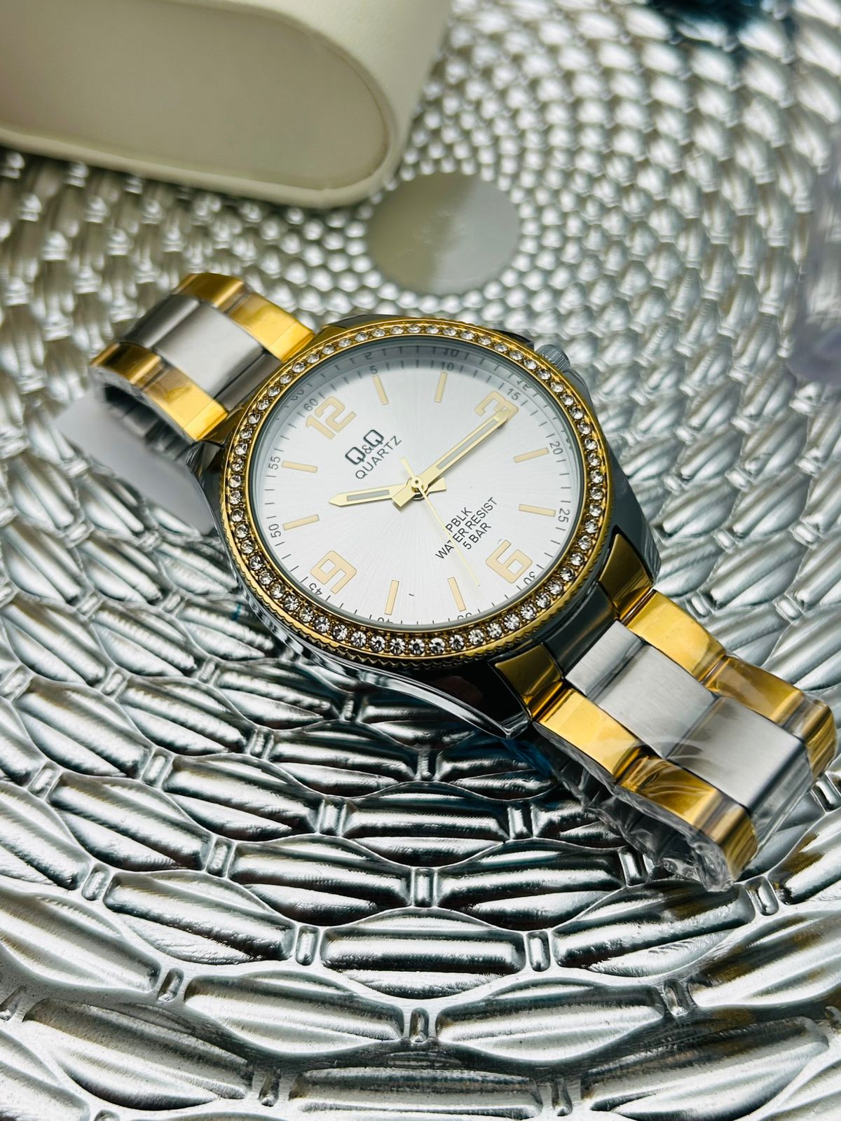 Reloj Q&Q con Cristales