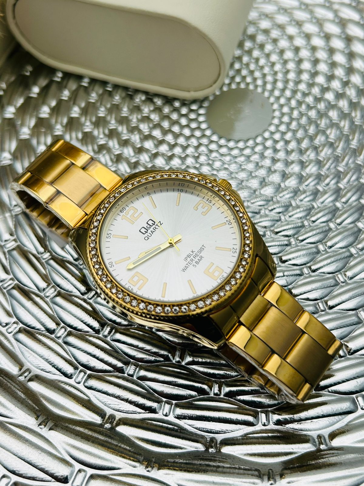 Reloj Q&Q con Cristales