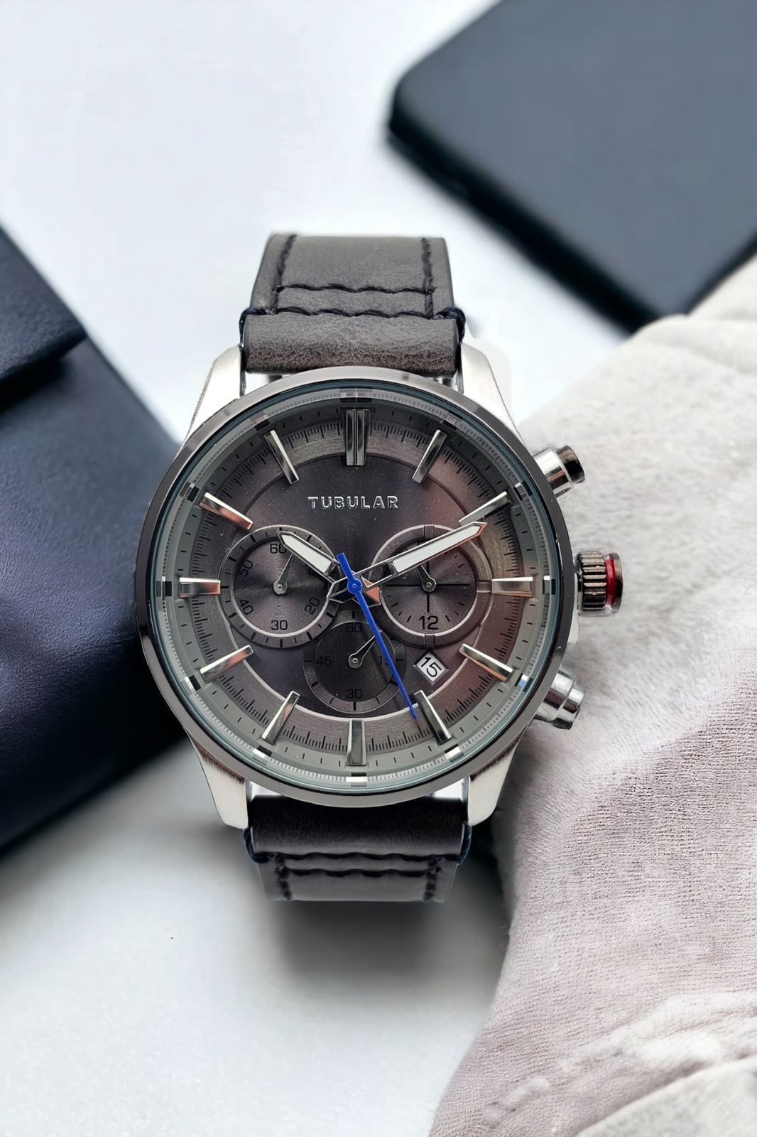 Reloj TUBULAR  CORREA CUERO