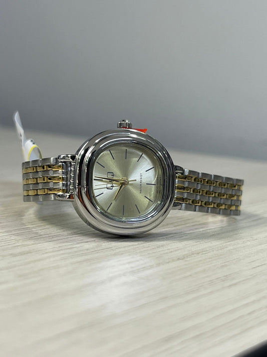 Reloj de Cuarzo Q&Q para Mujer – Caja Ovalada Bicolor