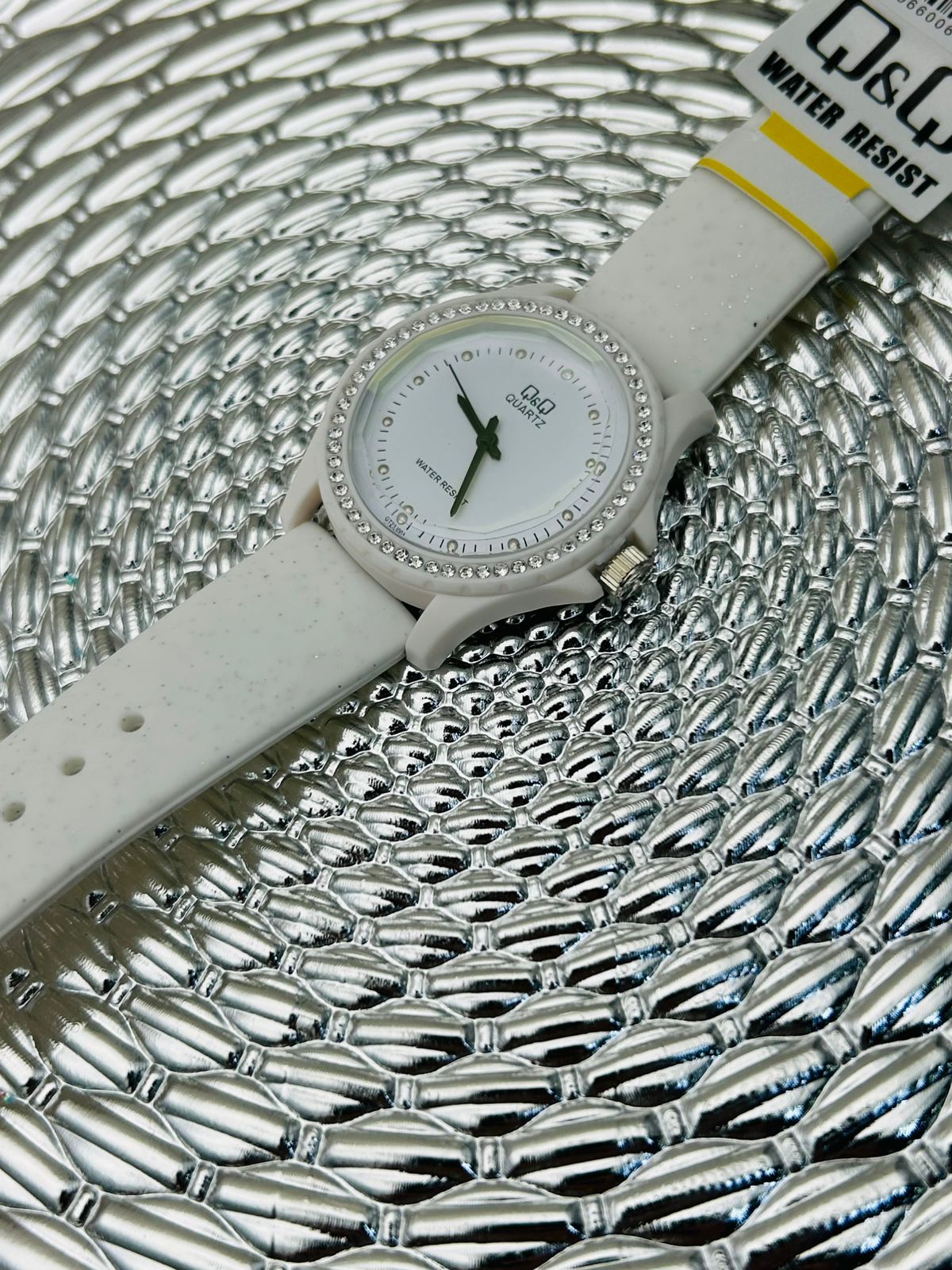 Reloj Q&Q escarchado con pedrería