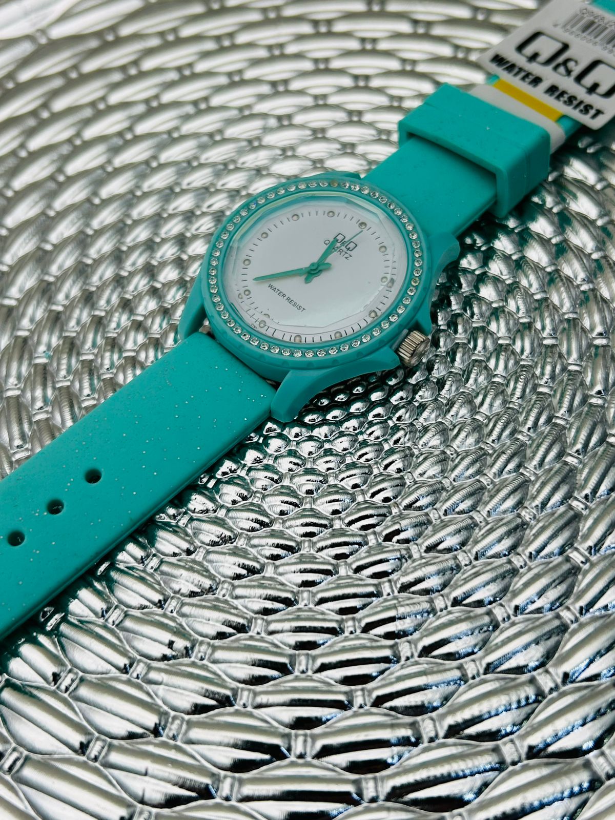 Reloj Q&Q escarchado con pedrería