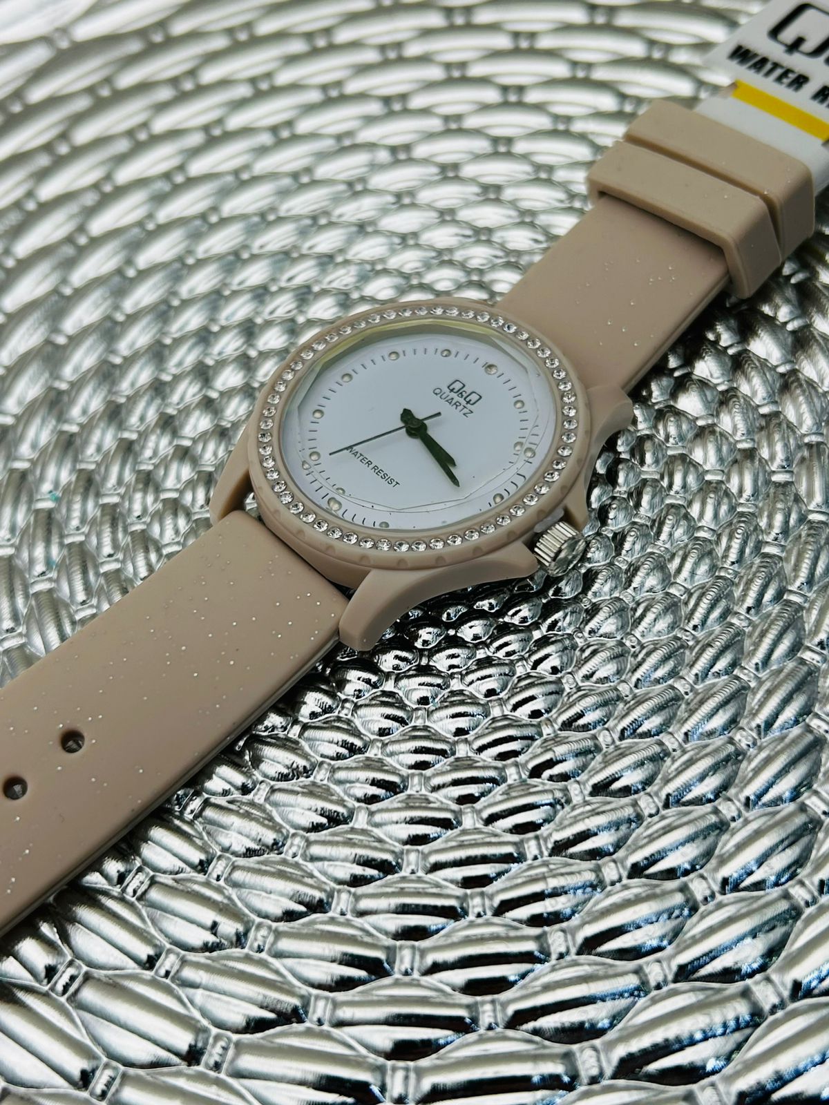 Reloj Q&Q escarchado con pedrería