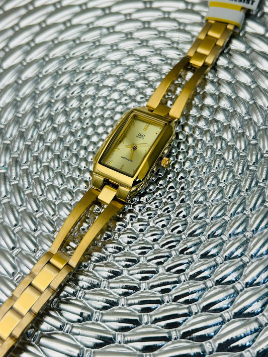 Reloj para dama Q&Q rectangular