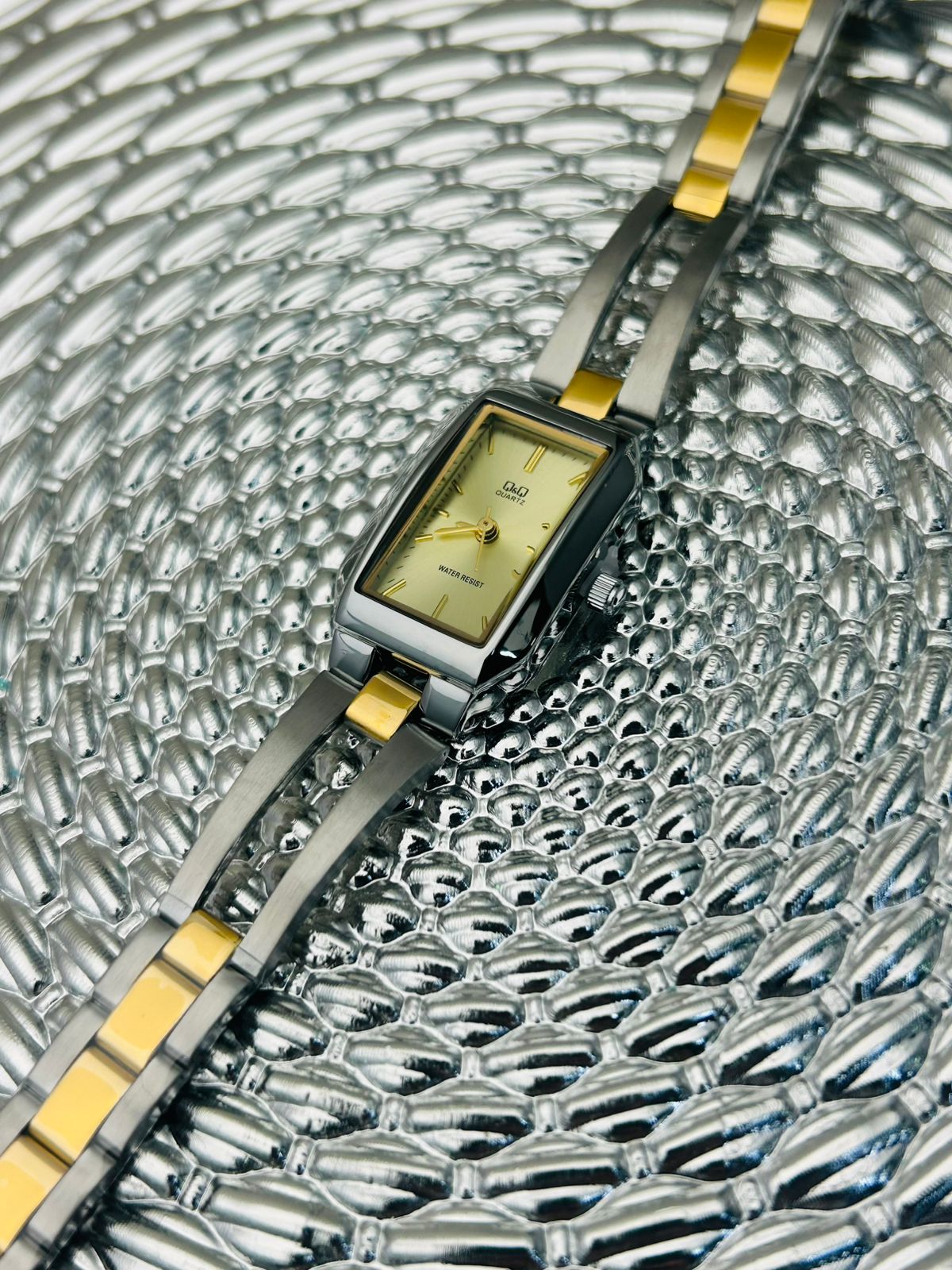Reloj para dama Q&Q rectangular